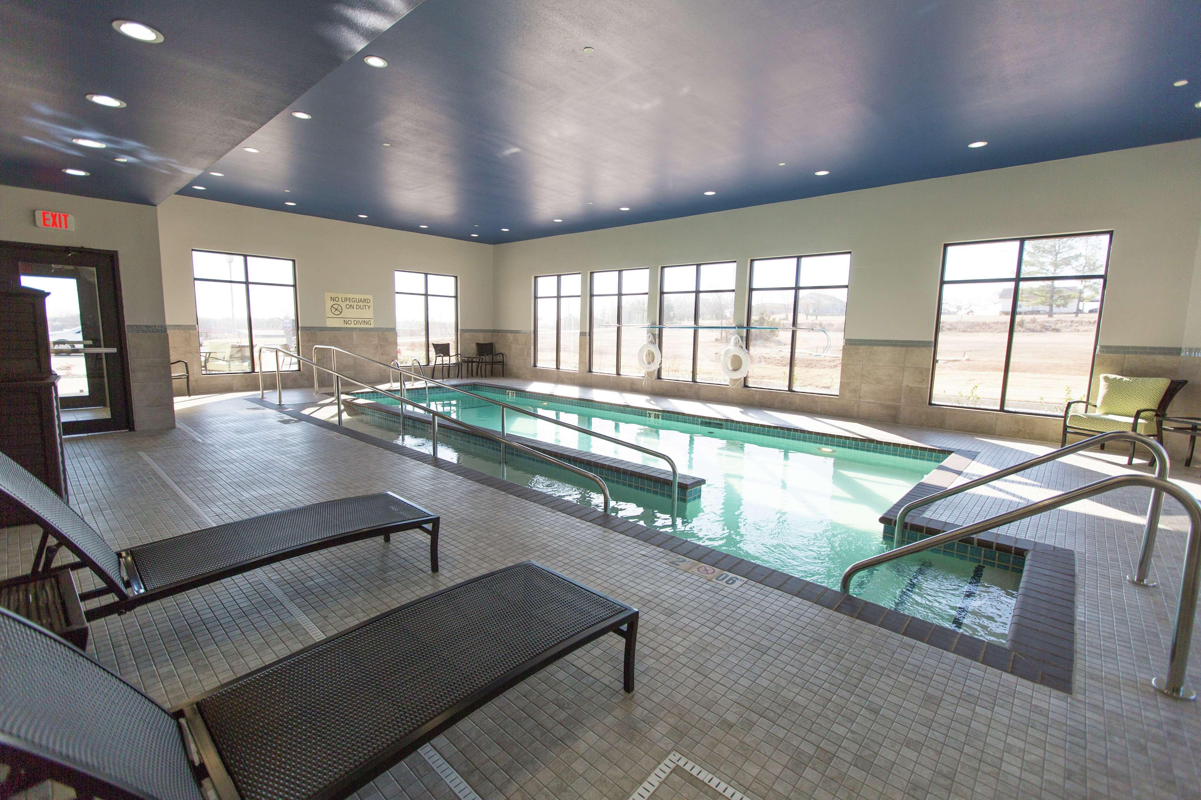 Hampton Inn & Suites Stroud Bagian luar foto